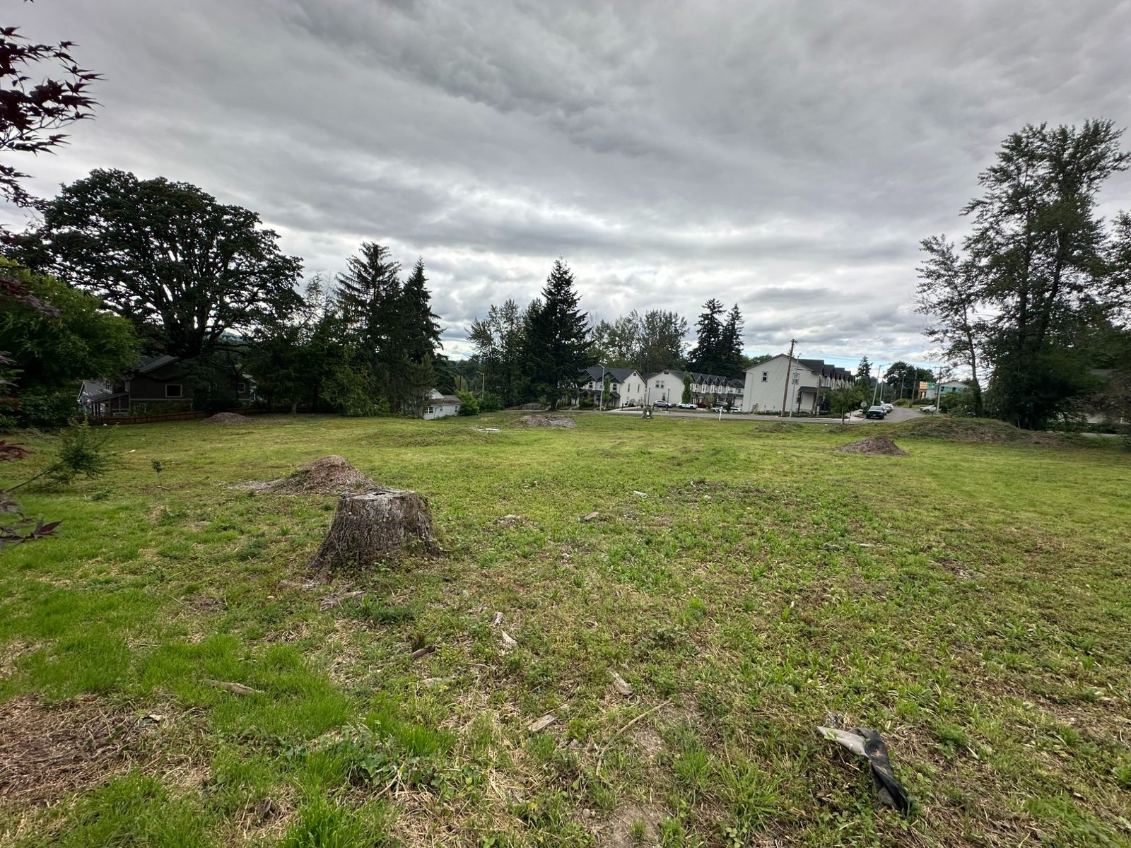 Across the lot toward the townhomes on the far corner.